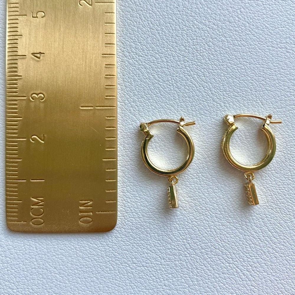 Gold hoop earrings with baguette drop - Picture 3 of 4